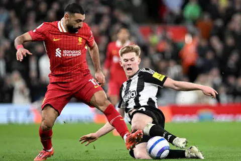 معادلة يونايتد وثالث ضحايا صلاح.. حقائق قبل مواجهة ليفربول ونيوكاسل في نهائي كأس كاراباو